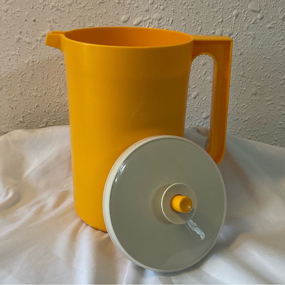 Tupperware Classic Yellow Pitcher With Push Button Lid, #1676 - 2 Quart